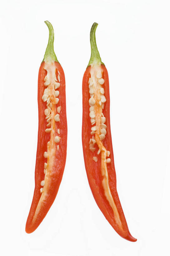 无人,竖图,俯视,室内,特写,白天,白色背景,桌面,桌子,辣椒,蔬菜,切开,阴影,新鲜,反射,木制,影子,食品,食物,一个,红色,木制品,切,摄影,有机食品,绿色食品,影棚,单个,剖面,切面,辣角,红海椒,大椒,辣虎,广椒,辣子,红辣椒,海椒,番椒,彩图,高角度拍摄,影棚拍摄,拍摄