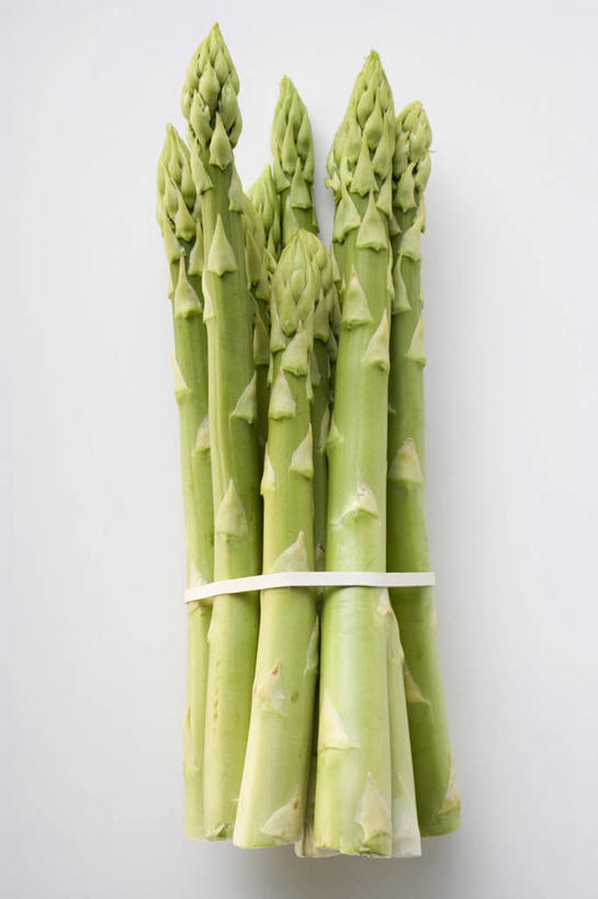 无人,竖图,俯视,室内,特写,白天,白色背景,桌面,桌子,芦笋,蔬菜,阴影,新鲜,反射,木制,影子,食品,食物,木制品,绳子,摄影,有机食品,绿色食品,影棚,捆绑,绳索,绑缚,猪尾巴,药鸡豆子,石刁柏,蚂蚁杆,龙须菜,狼尾巴根,彩图,高角度拍摄,影棚拍摄,拍摄