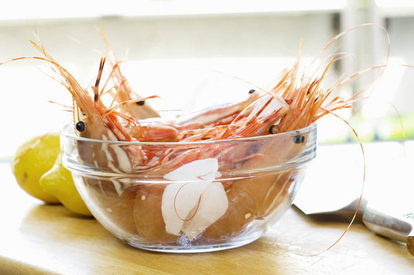 无人,横图,俯视,室内,特写,白天,桌面,桌子,柠檬,水果,玻璃,阴影,朦胧,模糊,新鲜,反射,木制,影子,生食,虾,食品,果实,大虾,玻璃制品,食物,一个,木制品,容器,碗,有机食品,绿色食品,对虾,单个,储藏,储存,斑节虾,东方对虾,中国对虾,益母果,柠果,彩图,高角度拍摄,贮存