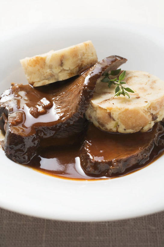 无人,竖图,俯视,室内,特写,白天,白色背景,烹饪,西餐,桌面,桌子,阴影,反射,木制,影子,陶瓷,肉,牛排,牛肉,料理,食品,陶瓷制品,菜肴,美食,肉类,食物,一个,木制品,容器,碗,西式,摄影,佳肴,影棚,单个,储藏,储存,肉食,彩图,高角度拍摄,影棚拍摄,拍摄,贮存