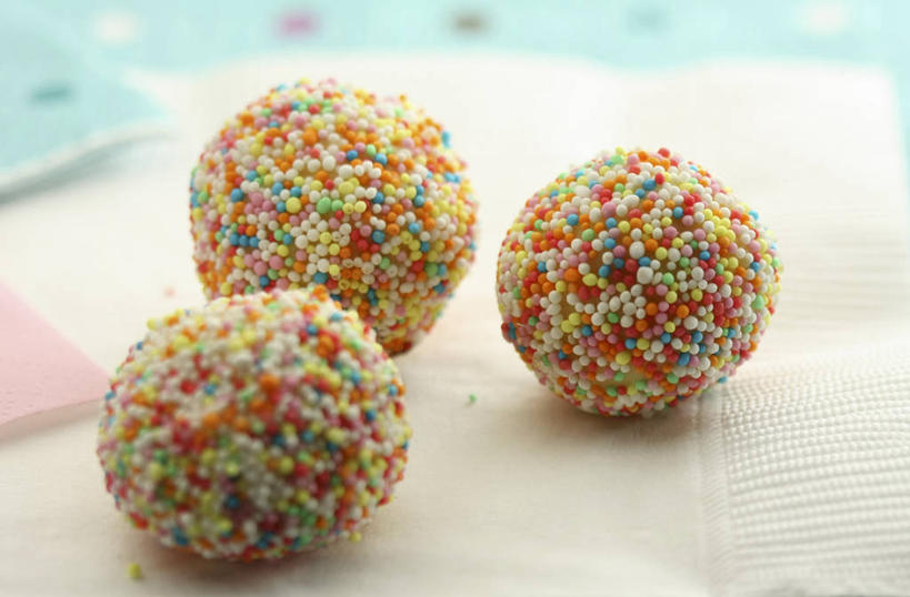 无人,横图,俯视,彩色,室内,特写,白天,桌面,桌子,阴影,朦胧,模糊,装饰,反射,木制,影子,食品,食物,腌制,木制品,甜食,巧克力,蜜饯,朱古力,五颜六色,华丽,修饰,色彩斑斓,点缀,五彩缤纷,果脯,衬托,美观,雅致,雅观,五彩斑斓,七彩米,五光十色,七彩糖针,巧克力针,朱古力针,彩图,高角度拍摄