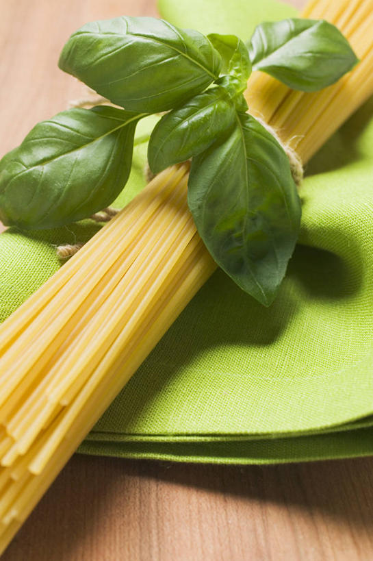 面食,面条,意大利面,无人,竖图,俯视,室内,特写,白天,西餐,植物,桌子,叶子,阴影,反射,影子,面,香料,料理,食品,绿叶,草药,中药,食物,绿色,餐巾,香草,嫩叶,西式,摄影,影棚,罗勒,紫苏,药材,中草药,九层塔,圣约瑟夫草,甜罗勒,兰香,中药材,本草,床上桌,懒人桌,保洁方巾,口布,叶,叶片,彩图,高角度拍摄,影棚拍摄,拍摄