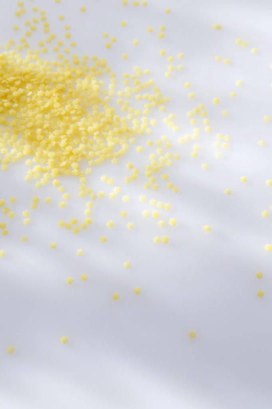 面食,面条,意大利面,无人,竖图,俯视,室内,特写,白天,白色背景,西餐,桌面,桌子,一堆,许多,阴影,堆叠,堆积,反射,木制,影子,面,料理,食品,食物,黄色,木制品,西式,摄影,影棚,堆,彩图,高角度拍摄,影棚拍摄,拍摄