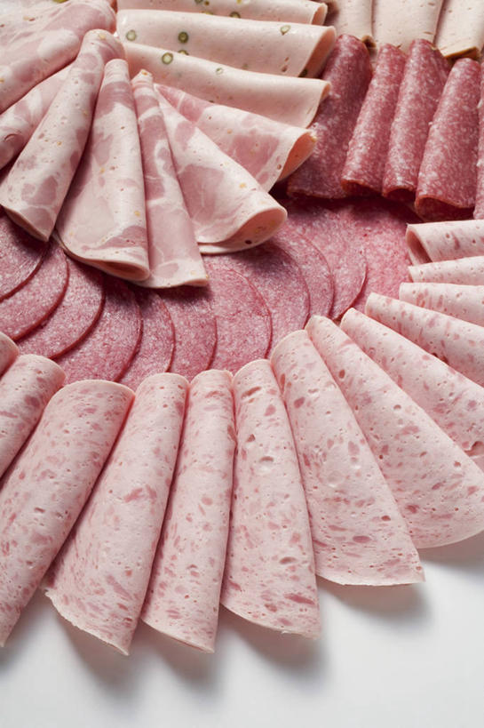 无人,竖图,俯视,室内,特写,白天,白色背景,一堆,许多,切开,阴影,堆叠,堆积,反射,影子,香肠,腊肠,粉色,红色,切,摄影,影棚,堆,剖面,切面,德式香肠,彩图,高角度拍摄,影棚拍摄,拍摄