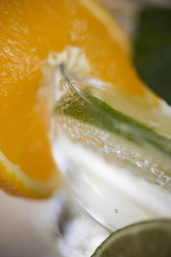 无人,竖图,俯视,室内,特写,白天,水,水果,阴影,朦胧,模糊,新鲜,反射,液体,影子,生食,食品,果实,饮用水,食物,矿泉水,有机食品,绿色食品,蒸馏水,酸橙,代代,橙子,橙,彩图,高角度拍摄