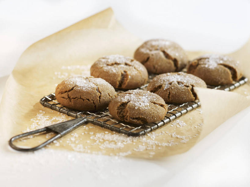 点心,无人,横图,俯视,室内,特写,白天,白色背景,烘焙,桌面,桌子,金属制品,阴影,反射,金属,木制,包装,包装纸,影子,纸,食品,纸张,曲奇,架子,食物,木制品,饼干,零食,摄影,影棚,包装材料,牛皮纸,曲奇饼,曲奇饼干,冷却,冷却架,彩图,高角度拍摄,影棚拍摄,拍摄