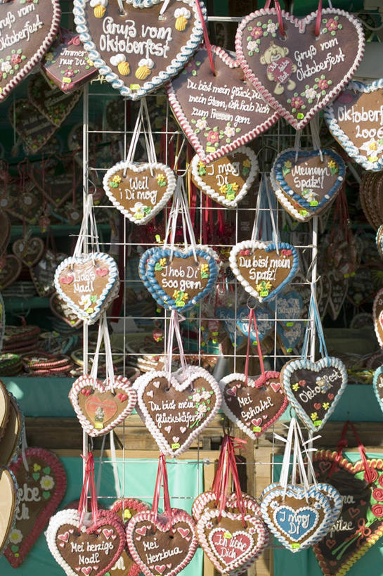 点心,无人,商店,竖图,室内,白天,正面,爱情,圣诞节,许多,吊挂,悬挂,节日,爱心,庆祝,英文,标志,文字,字符,字母,食品,甜点,浪漫,挂,文化,标识,商铺,食物,糕点,饼干,甜食,零食,庆典,温暖,温馨,心形,恩爱,纪念,英文字母,和睦,姜饼,市肆,商号,德式姜饼,心型,彩图,店铺,融洽