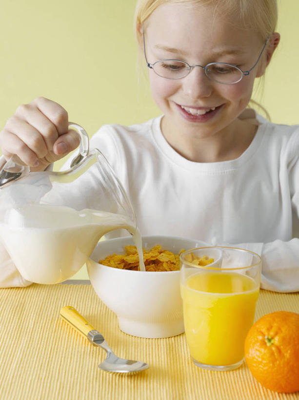 果汁,牛奶,西方人,儿童,一个人,坐,笑,微笑,露齿笑,竖图,室内,白天,正面,早餐,纯洁,餐桌,桌子,水果,欧洲,欧洲人,仅一个女性,仅一个人,握,黄色背景,服装,新鲜,壶,眼镜,勺子,陶瓷,谷物,生食,橙汁,食品,果实,陶瓷制品,饮品,营养,拿,拿着,注视,休闲装,美食,饮食,水壶,食物,饮料,小孩,衣服,茶壶,容器,调羹,汤匙,碗,低头,观察,看,仅一个小孩,休闲,休闲服,可爱,童年,童趣,握着,保健,摄影,服饰,有机食品,绿色食品,影棚,餐台,观看,储藏,麦片,察看,乳制品,甜橙,奶,牛乳,储存,关注,可口,燕麦片,近视眼镜,童真,烂漫,无邪,安神,适口,天真,女孩,女人,女性,白种人,孩子,橙子,橙,坐着,半身,彩图,影棚拍摄,拍摄,鹄壳,黄橙,黄果,金橙,金环,金球,糖橙,贮存,女生