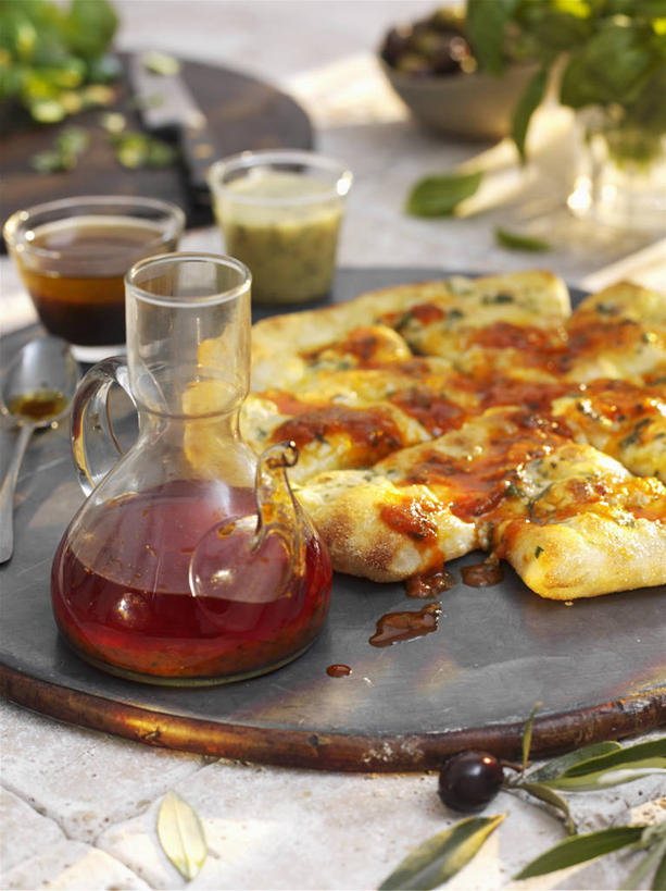 无人,竖图,俯视,室内,特写,白天,烹饪,西餐,桌面,桌子,杯子,阴影,朦胧,模糊,反射,木制,壶,影子,调料,酱料,酱汁,佐料,料理,食品,披萨,匹萨,调味品,调味料,酱,辣酱,菜肴,美食,玻璃制品,水壶,食物,茶壶,木制品,容器,水杯,快餐,西式,佳肴,辣椒酱,比萨,西式快餐,垃圾食品,意大利薄饼,玻璃杯,彩图,高角度拍摄