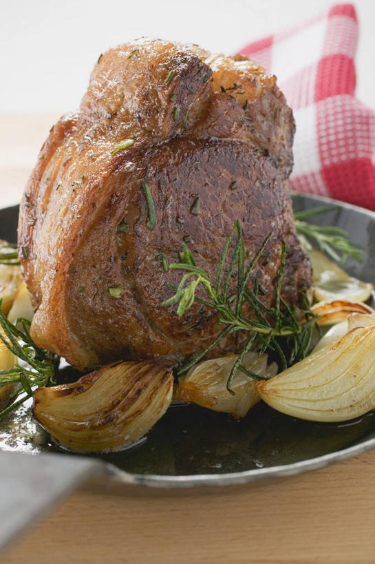 无人,竖图,俯视,室内,特写,白天,烹饪,西餐,桌面,桌子,蔬菜,洋葱,餐具,阴影,新鲜,反射,木制,碟子,盘,影子,肉,牛排,牛肉,料理,食品,菜肴,美食,肉类,食物,红色,盘子,餐巾,木制品,碟,西式,摄影,佳肴,有机食品,绿色食品,影棚,迷迭香,玉葱,肉食,海洋之露,保洁方巾,口布,圆葱,洋葱头,球葱,葱头,彩图,高角度拍摄,影棚拍摄,拍摄