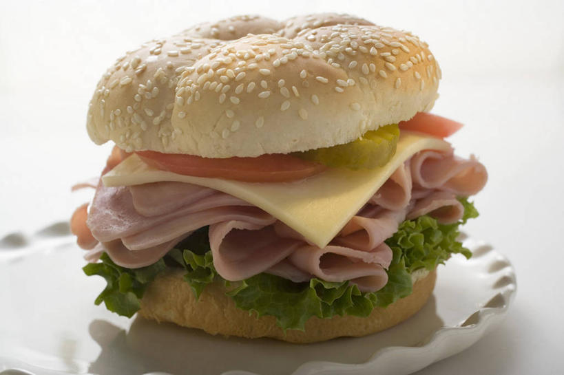 点心,面包,奶酪,无人,横图,俯视,室内,特写,白天,白色背景,烹饪,西餐,桌面,桌子,黄瓜,蔬菜,餐具,阴影,新鲜,反射,木制,碟子,盘,影子,生菜,莴苣,肉,芝麻,干酪,起司,三明治,料理,食品,面点,芝士,营养,火腿,猪肉,菜肴,美食,肉类,食物,腌制,糕点,一个,盘子,木制品,碟,快餐,乳酪,西式,摄影,佳肴,有机食品,绿色食品,影棚,乳制品,发酵,肉食,西式快餐,小圆面包,三文治,豚肉,脂麻,胡麻,白麻,巨胜子,春菜,鹅仔菜,莴仔菜,千金菜,油麻,叶用莴苣,奶油生菜,熏制,火肉,兰熏,猪腿,青瓜,胡瓜,彩图,高角度拍摄,影棚拍摄,拍摄