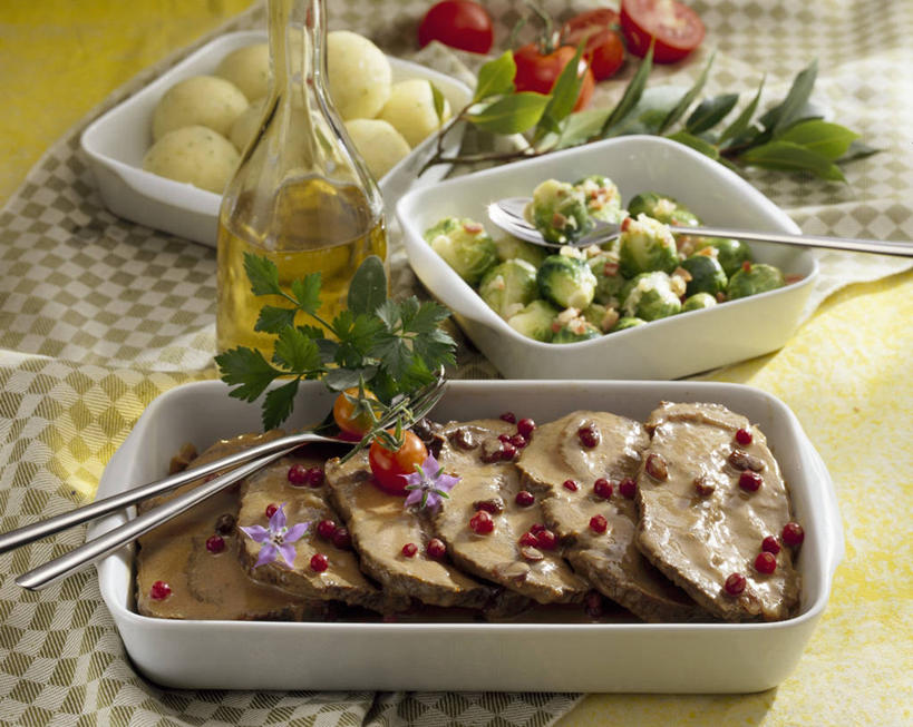 无人,横图,俯视,室内,特写,白天,比赛,筷子,桌面,桌子,浆果,蔬菜,土豆,椰菜,卷心菜,餐具,阴影,黄色背景,新鲜,反射,传递,信息,木制,影子,陶瓷,桑葚,桑椹,肉,食用油,油,橄榄油,牛肉,食品,哨子,陶瓷制品,文化,传统,肉类,食物,餐巾,方便筷,木制品,容器,碗,覆盆子,甘蓝,联络,摄影,有机食品,绿色食品,抱子甘蓝,芽甘蓝,影棚,储藏,声音,礼节,信号,口哨,储存,集合,礼仪,肉食,植物油,馍馍蛋,召唤,传达,号令,讯号,球芽甘蓝,子持甘蓝,保洁方巾,口布,卫生筷,一次性筷子,进餐用具,洋芋,山药蛋,马铃薯,结球甘蓝,甘兰,包心菜,彩图,高角度拍摄,影棚拍摄,拍摄,贮存