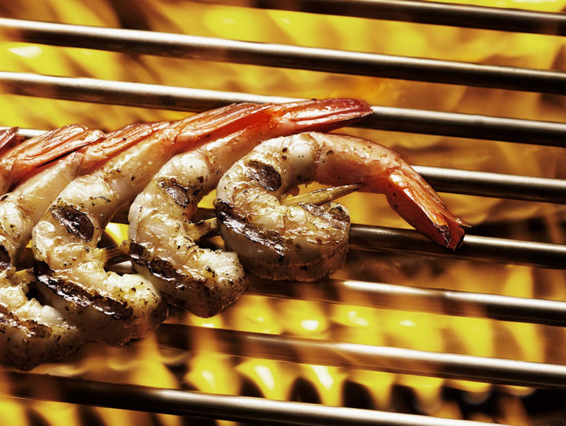 无人,横图,俯视,室内,特写,白天,烧烤,热情,火,一排,许多,阴影,朦胧,模糊,整齐,反射,火焰,影子,虾,烤架,烤肉,燃烧,大虾,排列,铁架,对虾,队列,斑节虾,东方对虾,中国对虾,彩图,高角度拍摄