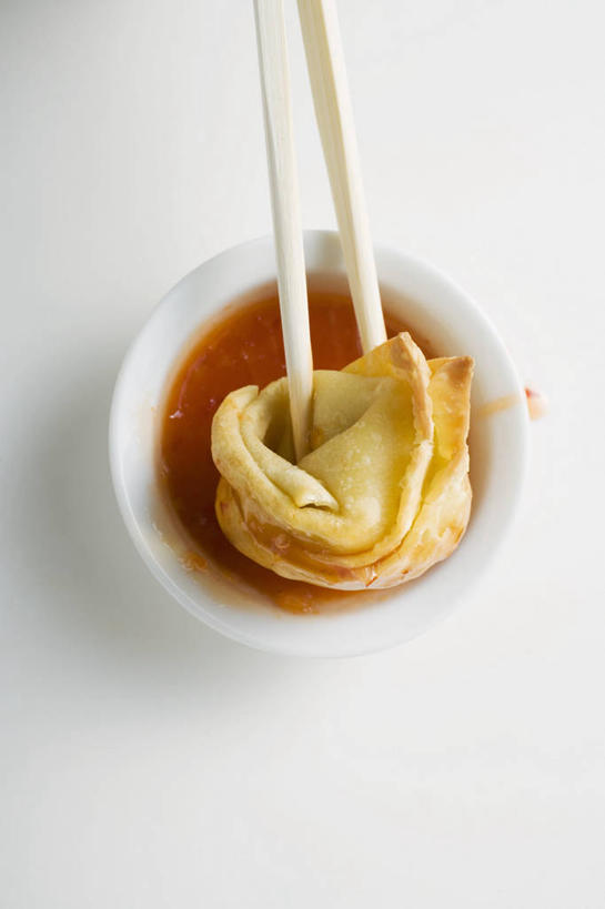 点心,馄饨,面食,无人,竖图,俯视,室内,特写,白天,白色背景,筷子,桌面,桌子,餐具,一双,阴影,反射,木制,影子,陶瓷,调料,酱料,酱汁,油炸,佐料,料理,食品,面点,陶瓷制品,调味品,调味料,文化,传统,酱,辣酱,美食,食物,一个,木制品,容器,碗,中式,摄影,影棚,单个,储藏,礼节,辣椒酱,储存,礼仪,扁肉,进餐用具,彩图,高角度拍摄,影棚拍摄,拍摄,炸馄饨,贮存