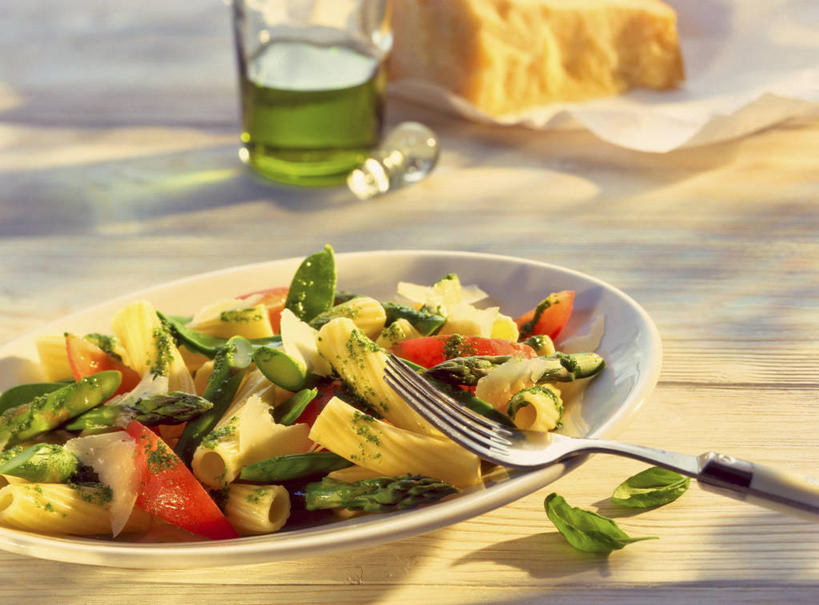 面食,通心粉,无人,横图,俯视,室内,特写,白天,西餐,桌面,桌子,芦笋,蔬菜,餐具,阴影,朦胧,模糊,新鲜,反射,木制,叉子,碟子,罐子,盘,影子,面,生食,蔬菜沙拉,通心面,沙拉,料理,食品,色拉,沙律,玻璃制品,食物,盘子,玻璃瓶,木制品,瓶子,碟,西式,有机食品,绿色食品,色拉酱,千岛酱,餐叉,进餐用具,猪尾巴,药鸡豆子,石刁柏,蚂蚁杆,龙须菜,狼尾巴根,彩图,高角度拍摄