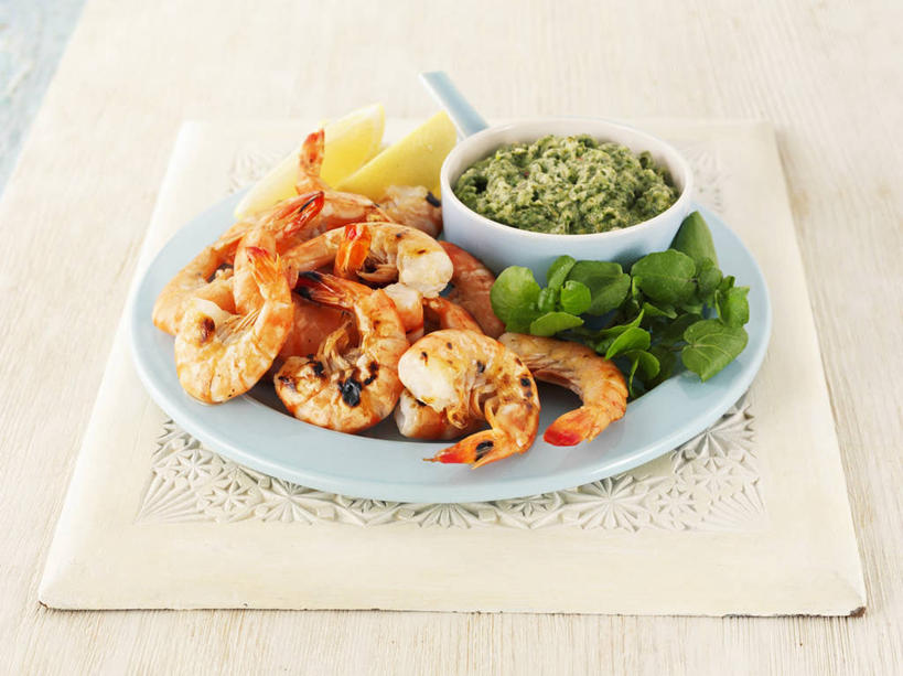 无人,横图,俯视,室内,特写,白天,白色背景,烹饪,西餐,桌面,桌子,餐具,厨具,金属制品,阴影,反射,金属,木制,碟子,锅子,盘,影子,虾,料理,食品,锅,菜肴,美食,食物,盘子,木制品,碟,西式,摄影,佳肴,影棚,锅具,烹饪用具,斑节对虾,斑节虾,日本对虾,竹节虾,烹调用具,烹调,彩图,高角度拍摄,影棚拍摄,拍摄