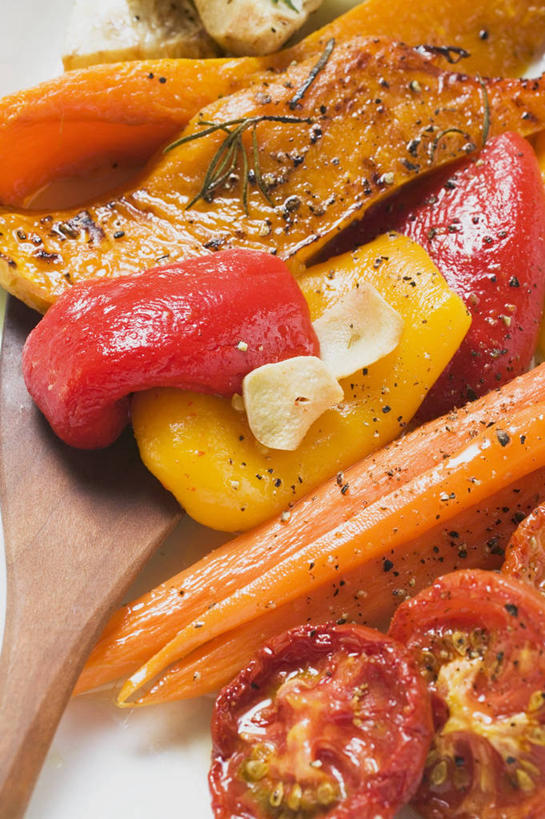 无人,竖图,俯视,室内,特写,白天,烧烤,萝卜,胡萝卜,辣椒,南瓜,蔬菜,西红柿,阴影,新鲜,反射,影子,金瓜,食品,番瓜,食物,摄影,有机食品,绿色食品,影棚,麦瓜,倭瓜,彩椒,辣角,红海椒,大椒,辣虎,广椒,甜椒,柿子椒,辣子,红萝卜,海椒,甘荀,番茄,番椒,灯笼椒,彩图,高角度拍摄,影棚拍摄,拍摄