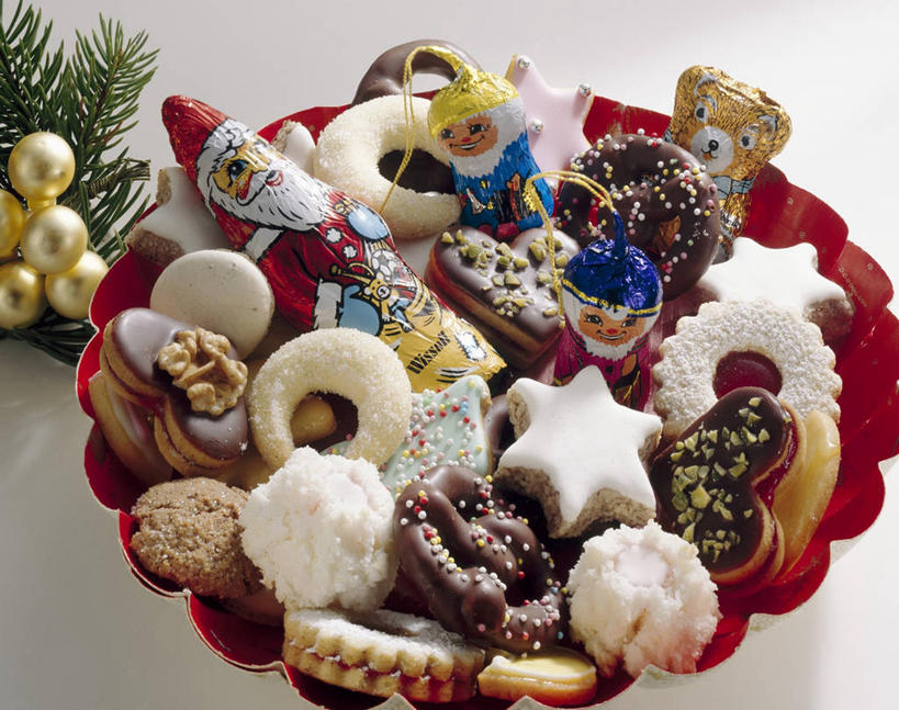 点心,无人,横图,俯视,室内,特写,白天,白色背景,植物,桌面,桌子,圣诞节,一堆,许多,阴影,堆叠,堆积,节日,庆祝,装饰,反射,木制,挂饰,影子,陶瓷,食品,圣诞树,圣诞球,陶瓷制品,曲奇,文化,球,树,树木,食物,绿色,自然,木制品,容器,碗,饼干,零食,庆典,球体,摄影,影棚,生长,成长,纪念,储藏,堆,华丽,修饰,点缀,储存,曲奇饼,曲奇饼干,衬托,美观,雅致,雅观,彩图,高角度拍摄,影棚拍摄,拍摄,贮存