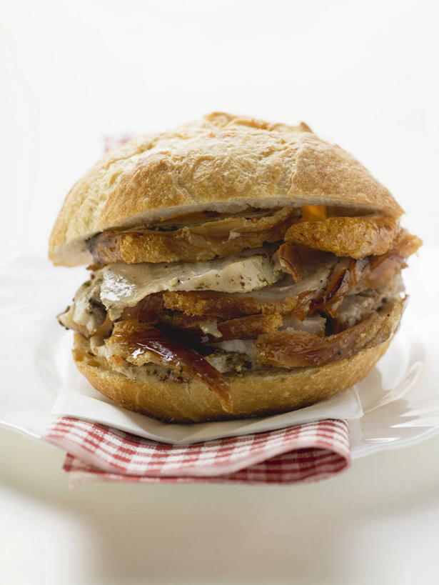 点心,面包,无人,竖图,室内,特写,白天,白色背景,正面,烹饪,西餐,桌面,桌子,阴影,反射,木制,影子,肉,三明治,料理,食品,面点,猪肉,菜肴,美食,肉类,食物,糕点,餐巾,木制品,快餐,西式,摄影,佳肴,影棚,肉食,西式快餐,小圆面包,三文治,豚肉,保洁方巾,口布,彩图,影棚拍摄,拍摄