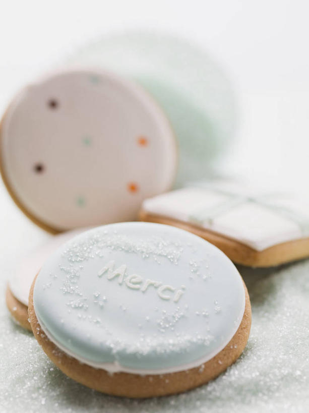 点心,无人,竖图,俯视,室内,特写,白天,白色背景,桌面,桌子,阴影,朦胧,模糊,反射,木制,影子,食品,曲奇,食物,木制品,饼干,零食,四块,摄影,影棚,曲奇饼,曲奇饼干,彩图,高角度拍摄,影棚拍摄,拍摄