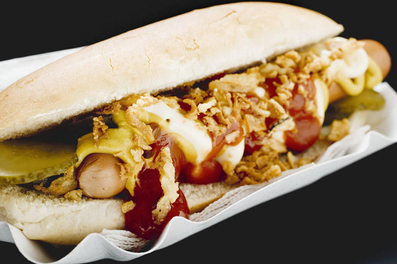 点心,面包,无人,横图,俯视,室内,特写,白天,爱情,烹饪,西餐,阴影,黑色背景,朦胧,模糊,反射,包装,包装纸,影子,纸,香肠,三明治,料理,食品,面点,纸张,腊肠,浪漫,菜肴,美食,装饰品,食物,糕点,一个,戒指,饰品,首饰,快餐,恩爱,西式,摄影,佳肴,影棚,单个,信物,包装材料,牛皮纸,权利,西式快餐,小圆面包,三文治,手饰,彩图,高角度拍摄,影棚拍摄,拍摄