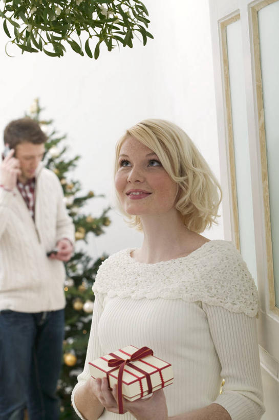 西方人,两个人,站,笑,打电话,微笑,露齿笑,竖图,室内,白天,正面,爱情,植物,电话,礼盒,礼物,手机,照明,欧洲,圣诞节,欧洲人,握,服装,节日,朦胧,模糊,庆祝,装饰,环绕,缠绕,彩灯,挂饰,纸盒,灯光,圣诞树,圣诞球,浪漫,拿,听,拿着,注视,休闲装,文化,通讯设备,灯,盒子,球,树,树木,衣服,绿色,自然,包装盒,礼品盒,灯具,观察,看,站着,庆典,休闲,球体,温暖,温馨,休闲服,恩爱,握着,恋人,服饰,花灯,礼品,生长,成长,观看,纪念,华丽,修饰,照亮,点缀,和睦,察看,照明设备,关注,纠缠,衬托,美观,雅致,雅观,交流,男人,男性,年轻男性,年轻女性,女人,女性,白种人,情侣,沟通,通话,站立,半身,彩图,伴侣,融洽