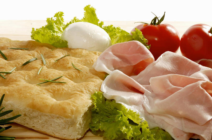 奶酪,无人,横图,俯视,室内,特写,白天,白色背景,桌面,桌子,蔬菜,西红柿,阴影,新鲜,反射,木制,影子,肉,干酪,起司,食品,芝士,营养,火腿,猪肉,肉类,食物,腌制,木制品,乳酪,摄影,有机食品,绿色食品,影棚,乳制品,发酵,肉食,豚肉,熏制,火肉,兰熏,猪腿,番茄,彩图,高角度拍摄,影棚拍摄,拍摄