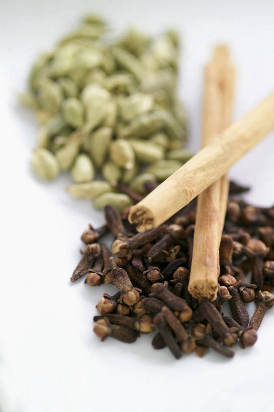 无人,竖图,俯视,室内,特写,白天,白色背景,植物,桌面,桌子,一堆,许多,阴影,堆叠,堆积,朦胧,模糊,反射,木制,影子,调味,香料,佐料,草药,药草,肉桂,中药,木制品,摄影,影棚,堆,豆蔻,配料,药材,中草药,光辉,桂皮,中药材,本草,作料,官桂,牡桂,筒桂,香桂,玉桂,初恋,愁绪,愁怨,华北紫丁香,龙梢子,消食,白豆蔻,丁香,紫丁香,彩图,高角度拍摄,影棚拍摄,拍摄,开胃