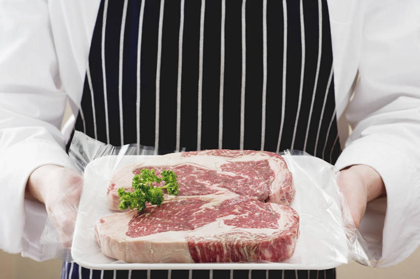 西方人,手,一个人,厨师,站,捧,横图,室内,特写,白天,正面,工作服,制服,烹饪,西餐,餐具,欧洲,欧洲人,双手,仅一个男性,仅一个人,包装,包装纸,碟子,铝箔纸,盘,围裙,锡箔纸,纸,肉,牛排,牛肉,料理,食品,纸张,菜肴,美食,肉类,食物,仅一个年轻男性,盘子,碟,站着,手部,西式,佳肴,包装材料,肉食,锡箔,铝箔,工作制服,菲力牛排,牛里脊肉,男人,男性,年轻男性,白种人,厨师长,厨子,大厨,主厨,端,端着,捧着,手捧,站立,半身,彩图,工作套服