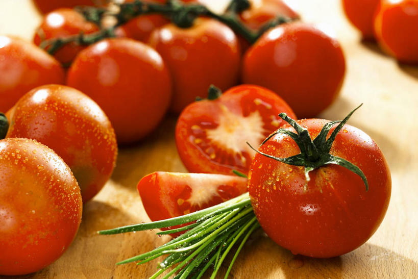 无人,横图,俯视,室内,特写,白天,水,桌面,桌子,蔬菜,西红柿,小番茄,许多,切开,阴影,朦胧,模糊,新鲜,反射,木制,液体,影子,水滴,韭菜,食品,食物,木制品,切,摄影,有机食品,绿色食品,影棚,剖面,起阳草,切面,韭,山韭,长生韭,小西红柿,樱桃小番茄,珍珠小番茄,樱桃番茄,圣女果,番茄,彩图,高角度拍摄,影棚拍摄,拍摄