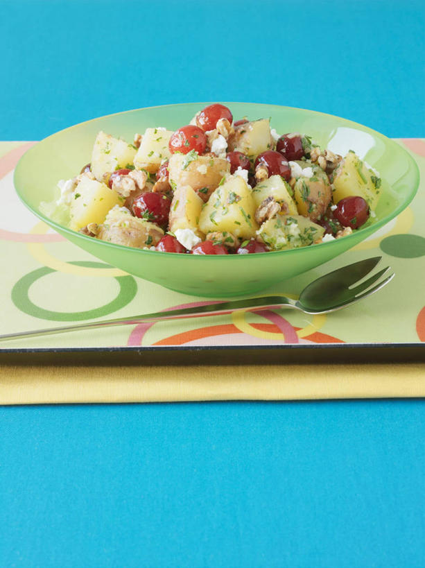 无人,竖图,俯视,室内,特写,白天,桌面,桌子,葡萄,蔬菜,土豆,水果,玻璃,阴影,蓝色背景,新鲜,反射,木制,布料,影子,核桃,生食,蔬菜沙拉,沙拉,食品,坚果,果实,布纹,色拉,沙律,玻璃制品,桌布,食物,一个,绿色,餐巾,木制品,容器,台布,碗,干果,摄影,有机食品,绿色食品,影棚,单个,色拉酱,储藏,储存,千岛酱,胡桃,馍馍蛋,羌桃,山葫芦,蒲桃,草龙珠,洋芋,山药蛋,马铃薯,彩图,高角度拍摄,影棚拍摄,拍摄,贮存