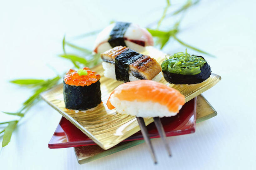 米饭,寿司,鱼子酱,无人,横图,俯视,室内,特写,白天,白色背景,烹饪,筷子,桌面,桌子,餐具,一双,阴影,朦胧,模糊,反射,木制,碟子,盘,影子,日本料理,料理,食品,紫菜,饭,文化,传统,菜肴,美食,食物,盘子,木制品,碟,日式料理,日式,摄影,佳肴,影棚,礼节,五谷,醋饭,礼仪,四喜饭,膜菜,索菜,坛紫菜,子菜,紫英,紫瑛,进餐用具,彩图,高角度拍摄,影棚拍摄,拍摄