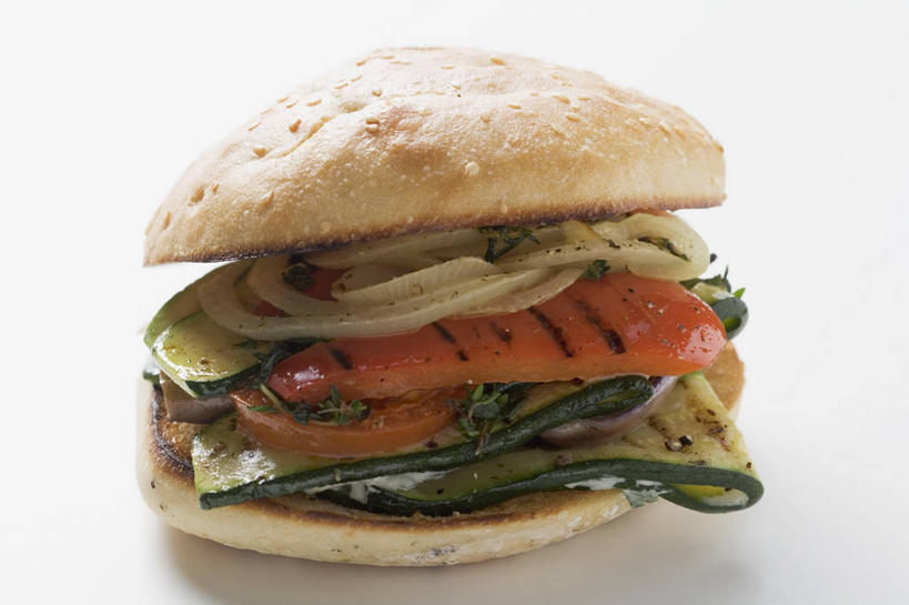 点心,面包,无人,横图,俯视,室内,特写,白天,白色背景,烹饪,烧烤,西餐,桌面,桌子,萝卜,胡萝卜,黄瓜,蔬菜,洋葱,阴影,新鲜,反射,木制,影子,三明治,料理,食品,面点,烤架,烤肉,菜肴,美食,食物,糕点,一个,木制品,快餐,铁架,西式,摄影,佳肴,有机食品,绿色食品,影棚,单个,玉葱,西式快餐,小圆面包,三文治,圆葱,洋葱头,球葱,青瓜,胡瓜,红萝卜,甘荀,葱头,彩图,高角度拍摄,影棚拍摄,拍摄