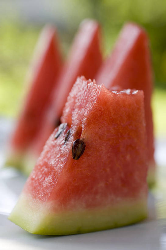 无人,竖图,室外,特写,白天,正面,草地,草坪,植物,桌面,桌子,西瓜,水果,四片,阴影,朦胧,模糊,新鲜,反射,木制,影子,生食,食品,果实,草,食物,绿色,木制品,有机食品,绿色食品,寒瓜,彩图