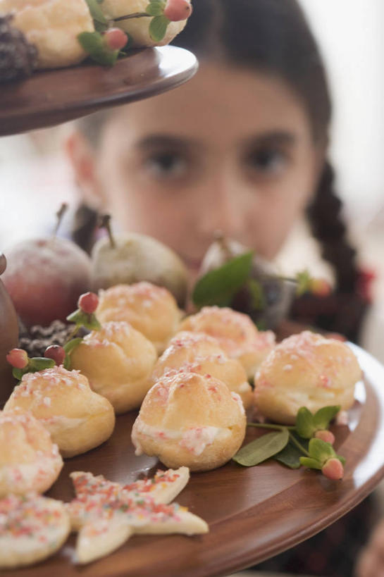 点心,西方人,儿童,一个人,站,竖图,室内,白天,正面,纯洁,桌面,桌子,欧洲,圣诞节,欧洲人,仅一个女性,仅一个人,服装,节日,朦胧,模糊,庆祝,木制,星星,食品,曲奇,注视,休闲装,文化,食物,小孩,衣服,木制品,饼干,零食,观察,看,站着,仅一个小孩,庆典,休闲,星形,休闲服,可爱,童年,童趣,服饰,观看,纪念,察看,关注,五角形,曲奇饼,童真,曲奇饼干,烂漫,无邪,天真,女孩,女人,女性,白种人,孩子,五角星,站立,半身,彩图,女生