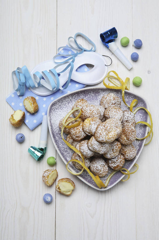 点心,无人,竖图,俯视,室内,特写,白天,白色背景,桌面,桌子,餐具,一堆,许多,阴影,堆叠,堆积,反射,木制,碟子,盘,影子,食品,甜点,甜品,食物,糕点,盘子,木制品,碟,甜食,摄影,影棚,堆,彩图,高角度拍摄,影棚拍摄,拍摄