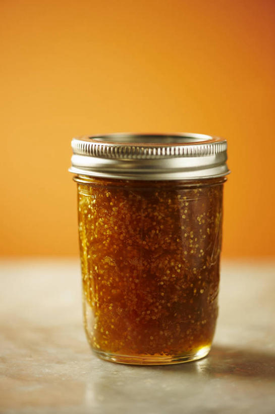 无人,竖图,室内,特写,白天,正面,桌面,桌子,樱桃,玻璃,橙色背景,阴影,朦胧,模糊,反射,木制,影子,玻璃制品,一个,玻璃瓶,木制品,瓶子,果酱,摄影,影棚,单个,广口瓶,果子酱,樱珠,莺桃,英桃,楔桃,牛桃,荆桃,彩图,影棚拍摄,拍摄