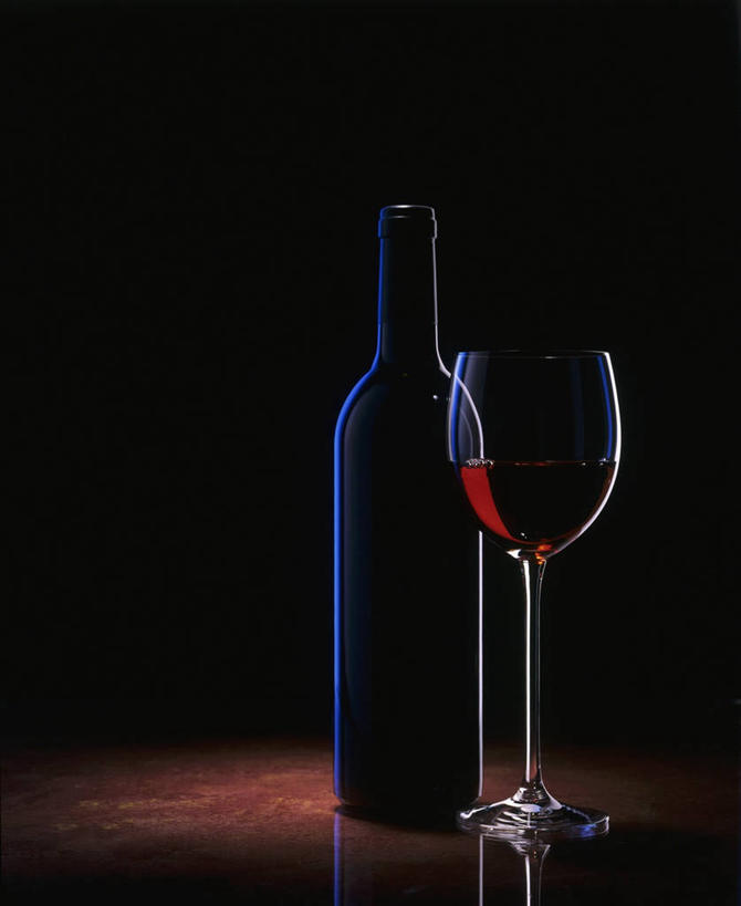 红酒,葡萄酒,无人,竖图,室内,特写,白天,正面,桌面,桌子,杯子,阴影,黑色背景,反射,木制,高脚杯,影子,红酒杯,酒类,一杯,红酒瓶,玻璃制品,酒,酒瓶,饮料,玻璃瓶,酒杯,木制品,瓶子,红葡萄酒,摄影,影棚,葡萄酒杯,葡萄酒瓶,玻璃杯,彩图,影棚拍摄,拍摄