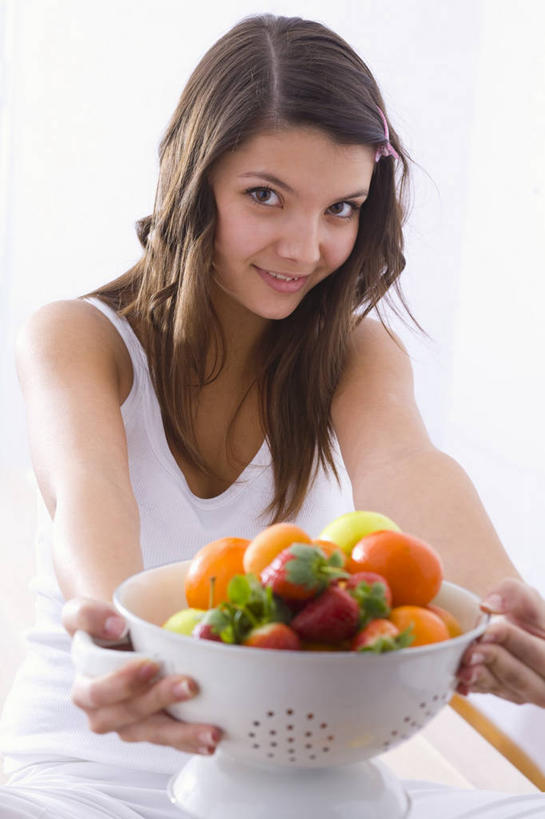 西方人,一个人,站,捧,笑,微笑,露齿笑,竖图,室内,特写,白天,正面,裙子,桌面,桌子,水果,欧洲,欧洲人,仅一个年轻女性,仅一个女性,仅一个人,连衣裙,新鲜,木制,陶瓷,生食,沙拉,食品,果实,陶瓷制品,注视,色拉,沙律,水果沙拉,食物,一个,木制品,容器,碗,观察,看,站着,有机食品,绿色食品,单个,观看,色拉酱,储藏,吊带裙,察看,储存,关注,千岛酱,年轻女性,女人,女性,白种人,端,端着,捧着,手捧,站立,半身,彩图,贮存