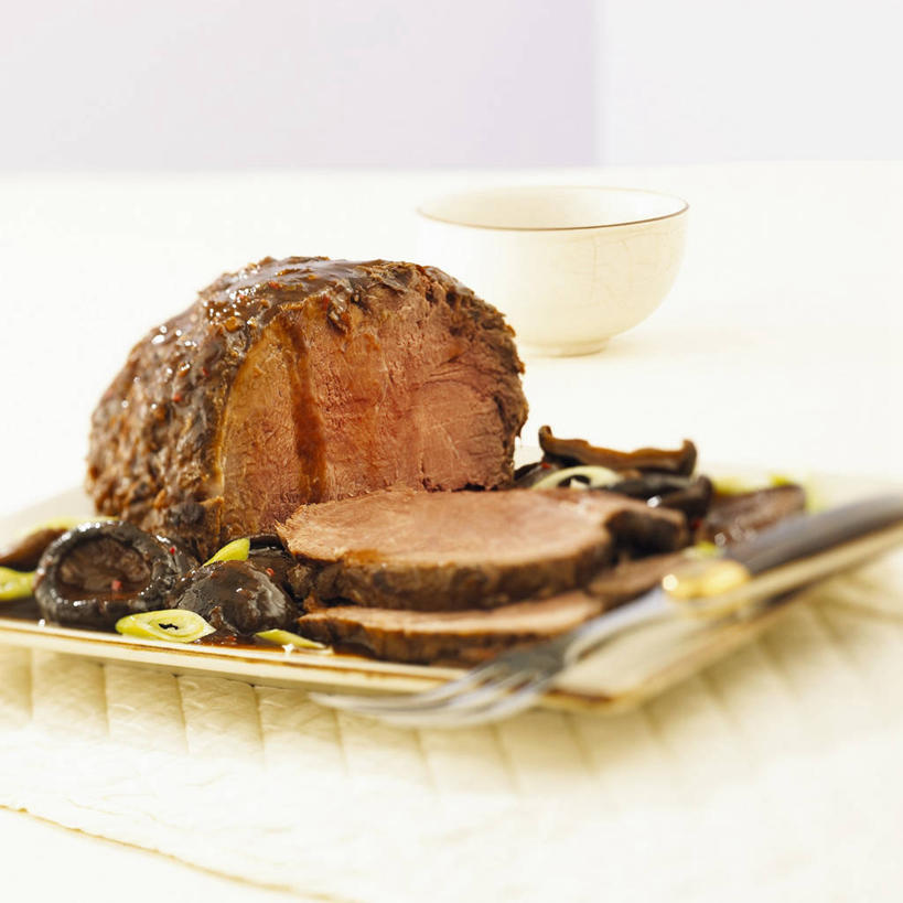 无人,方图,俯视,室内,特写,白天,白色背景,烹饪,西餐,桌面,桌子,蔬菜,餐具,阴影,朦胧,模糊,新鲜,反射,木制,叉子,刀叉,刀子,影子,陶瓷,菌菇,蘑菇,肉,牛排,牛肉,料理,食品,陶瓷制品,菌类,菜肴,美食,肉类,食物,木制品,容器,碗,食用菌,西式,摄影,佳肴,有机食品,绿色食品,影棚,储藏,储存,餐刀,肉食,餐叉,进餐用具,彩图,高角度拍摄,影棚拍摄,拍摄,贮存