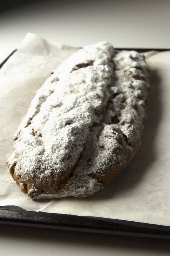 点心,面包,无人,竖图,俯视,室内,特写,白天,桌面,桌子,葡萄,餐具,阴影,灰色背景,反射,木制,碟子,盘,影子,食品,面点,食物,糕点,盘子,木制品,碟,葡萄干,摄影,影棚,乌珠木,山葫芦,蒲桃,草龙珠,彩图,高角度拍摄,影棚拍摄,拍摄