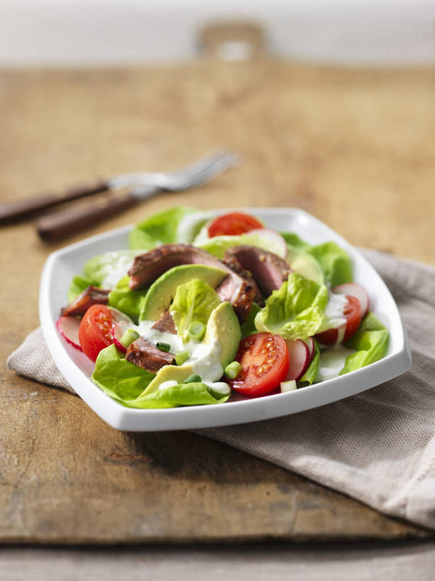 无人,竖图,俯视,室内,特写,白天,烹饪,西餐,桌面,桌子,蔬菜,餐具,水果,阴影,灰色背景,朦胧,模糊,新鲜,反射,木制,碟子,盘,影子,肉,生食,蔬菜沙拉,牛排,牛肉,沙拉,料理,食品,案板,色拉,沙律,菜肴,美食,肉类,砧板,食物,盘子,木制品,碟,酪梨,鳄梨,西式,摄影,佳肴,有机食品,绿色食品,影棚,色拉酱,油梨,千岛酱,肉食,樟梨,牛油果,彩图,高角度拍摄,影棚拍摄,拍摄