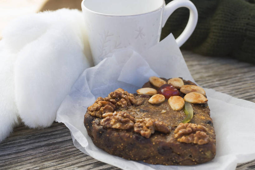 点心,无人,横图,俯视,室内,特写,白天,爱情,下午茶,桌面,桌子,杯子,圣诞节,阴影,节日,爱心,庆祝,盛开,反射,木制,包装,包装纸,影子,纸,陶瓷,食品,陶瓷制品,纸张,浪漫,花蕾,文化,花,花瓣,花朵,鲜花,食物,糕点,一个,马克杯,木制品,水杯,花苞,花蕊,庆典,温暖,温馨,心形,恩爱,摄影,影棚,单个,纪念,和睦,包装材料,牛皮纸,心型,彩图,高角度拍摄,影棚拍摄,拍摄,融洽,蛋糕