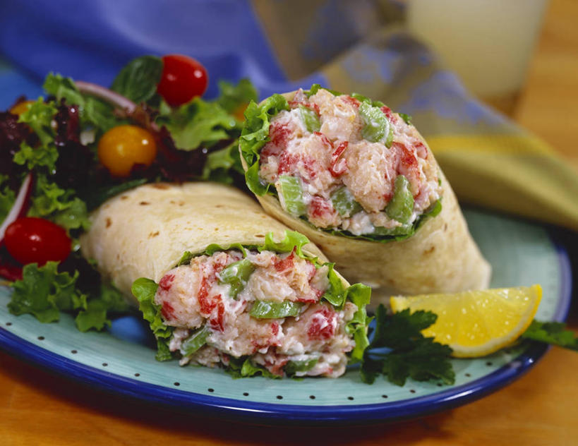 点心,海鲜,龙虾,无人,横图,俯视,室内,特写,白天,桌面,桌子,蔬菜,餐具,阴影,朦胧,模糊,新鲜,反射,木制,碟子,盘,影子,生食,蔬菜沙拉,虾,沙拉,食品,文化,色拉,水产,沙律,饼,小吃,海洋生物,食物,糕点,盘子,木制品,碟,甜食,有机食品,绿色食品,色拉酱,水生动物,海产品,千岛酱,水生物,海底动物,玉米饼,彩图,高角度拍摄