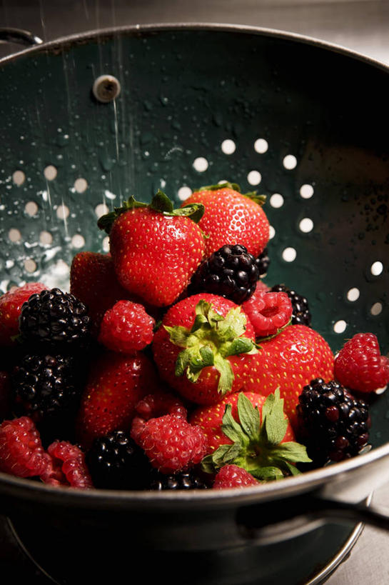 无人,竖图,俯视,室内,特写,白天,草莓,浆果,水果,一堆,许多,阴影,堆叠,堆积,新鲜,反射,滤器,影子,勺子,生食,食品,果实,食物,摄影,有机食品,绿色食品,影棚,堆,漏勺,洋莓,水果皇后,红莓,地莓,彩图,高角度拍摄,影棚拍摄,拍摄