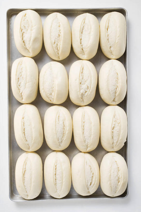 点心,面包,无人,竖图,俯视,室内,特写,白天,白色背景,餐具,一排,许多,阴影,整齐,并列,并排,反射,碟子,粉末,盘,影子,面粉,食品,面点,粮食,食物,糕点,排列,盘子,碟,粉,摄影,影棚,农产品,队列,平行,原材料,小圆面包,粉状,彩图,高角度拍摄,影棚拍摄,拍摄