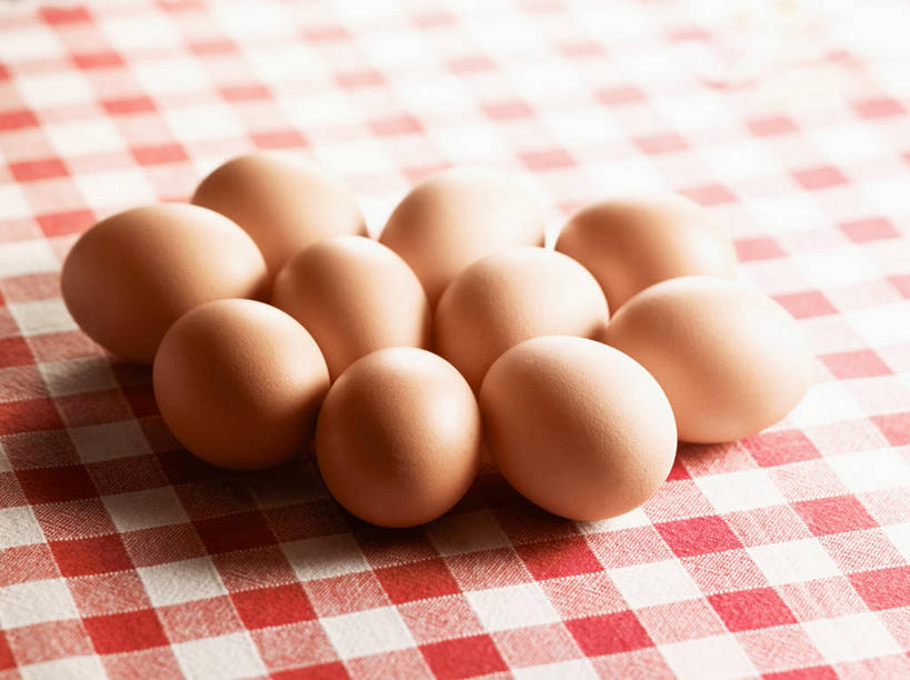 无人,横图,俯视,室内,特写,白天,桌面,桌子,一堆,许多,阴影,堆叠,堆积,朦胧,模糊,反射,木制,布料,方格,格子,影子,蛋,鸡蛋,布纹,桌布,红色,餐巾,木制品,台布,摄影,影棚,堆,卵,彩图,高角度拍摄,影棚拍摄,拍摄