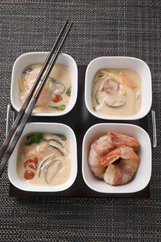 无人,竖图,俯视,室内,特写,白天,烹饪,中餐,筷子,桌面,桌子,餐具,一双,阴影,灰色背景,反射,木制,影子,陶瓷,肉,虾,料理,食品,陶瓷制品,文化,传统,培根,猪肉,菜肴,美食,肉类,食物,木制品,容器,碗,四个,中式,摄影,佳肴,影棚,储藏,礼节,储存,礼仪,肉食,斑节对虾,斑节虾,豚肉,日本对虾,竹节虾,进餐用具,彩图,高角度拍摄,影棚拍摄,拍摄,烟肉,腌熏,贮存