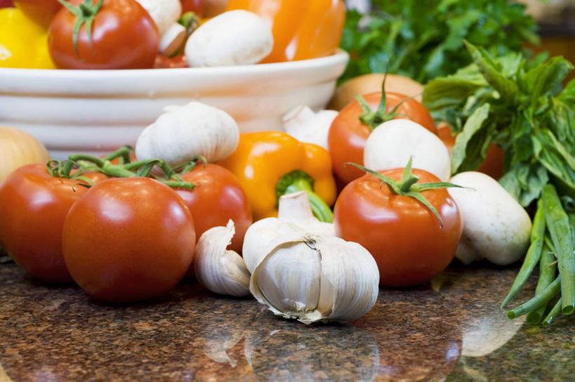 无人,横图,室内,特写,白天,正面,桌面,桌子,辣椒,蔬菜,蒜,西红柿,一堆,许多,阴影,堆叠,堆积,朦胧,模糊,新鲜,反射,影子,陶瓷,大理石,食品,陶瓷制品,蒜头,食物,一个,容器,碗,有机食品,绿色食品,单个,储藏,堆,储存,彩椒,辣角,红海椒,大椒,辣虎,广椒,大理石制品,胡蒜,甜椒,柿子椒,辣子,海椒,番茄,番椒,灯笼椒,大蒜,彩图,贮存