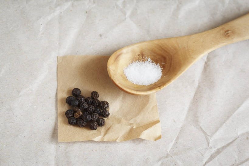 无人,横图,俯视,室内,特写,白天,白色背景,桌面,桌子,阴影,反射,木制,包装,包装纸,影子,纸,勺子,调料,调味,香料,盐,佐料,纸张,黑胡椒,调味品,调味料,食盐,木制品,调羹,汤匙,摄影,影棚,配料,包装材料,牛皮纸,作料,胡椒,彩图,高角度拍摄,影棚拍摄,拍摄